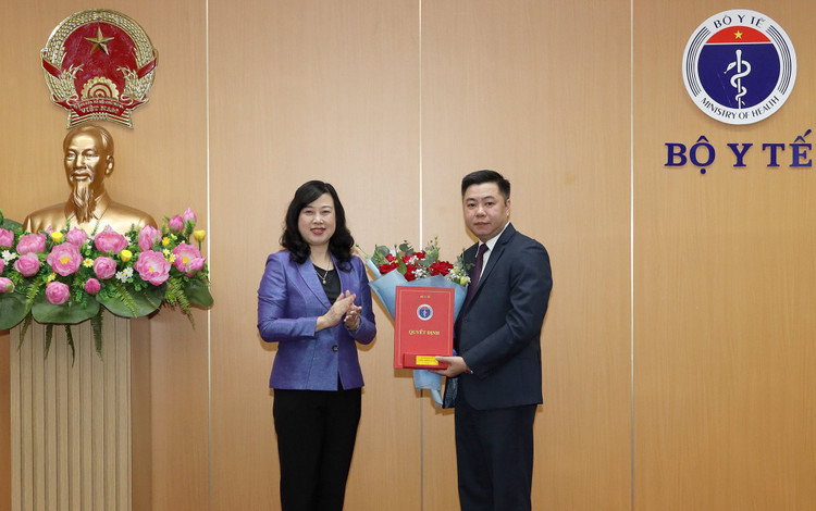Bộ trưởng Bộ Y tế Đào Hồng Lan trao quyết định bổ nhiệm đồng chí Lại Vũ Kim