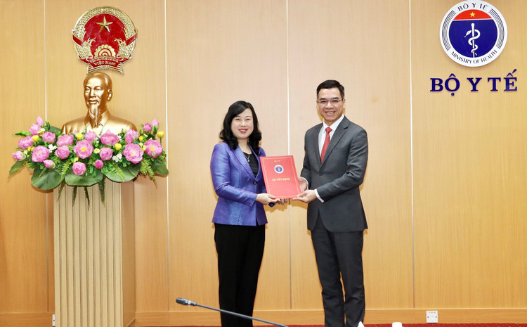 Bộ trưởng Bộ Y tế Đào Hồng Lan trao quyết định bổ nhiệm đồng chí Hà Anh Đức