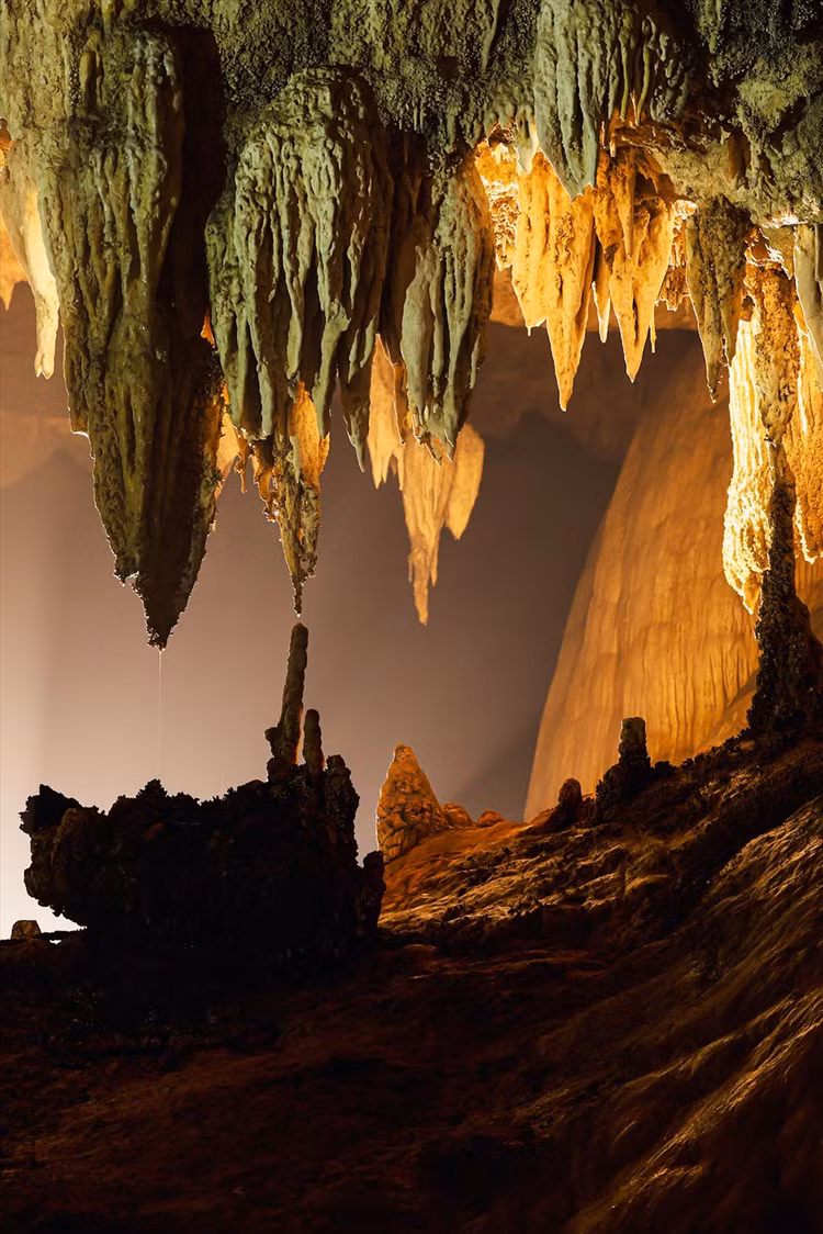 Những giọt nước cứ khiêm tốn thinh lặng nhỏ xuống, nằm lên nhau qua hàng triệu năm để tạo nên những cột thạch nhũ vô cùng kỳ ảo. Ảnh: Ngô Trần Hải An