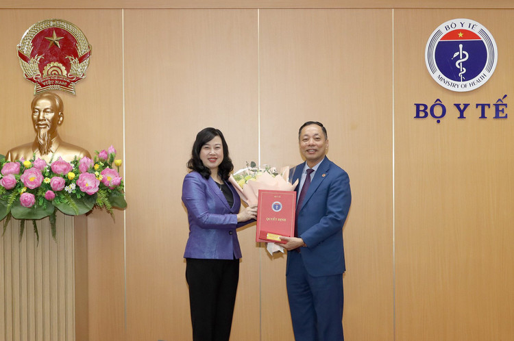 Bộ trưởng Bộ Y tế Đào Hồng Lan đã trao quyết định bổ nhiệm lại chức vụ Cục trưởng Cục Quản lý Dược, Bộ Y tế đối với đồng chí Vũ Tuấn Cường.