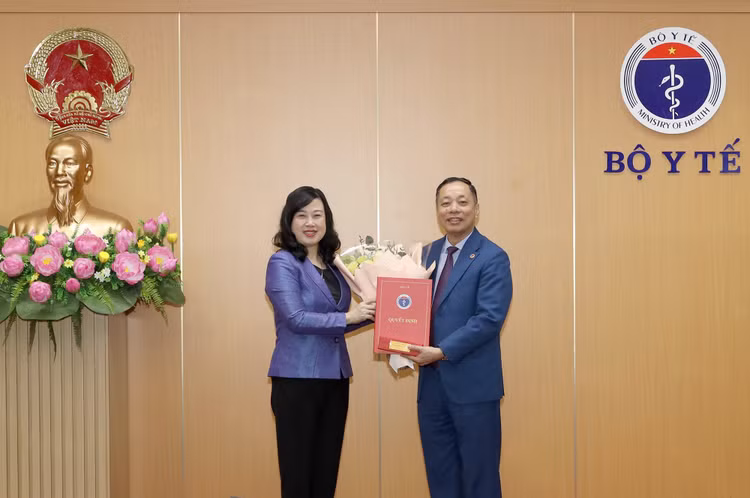 Bộ trưởng Bộ Y tế Đào Hồng Lan đã trao quyết định bổ nhiệm lại chức vụ Cục trưởng Cục Quản lý Dược, Bộ Y tế đối với đồng chí Vũ Tuấn Cường.