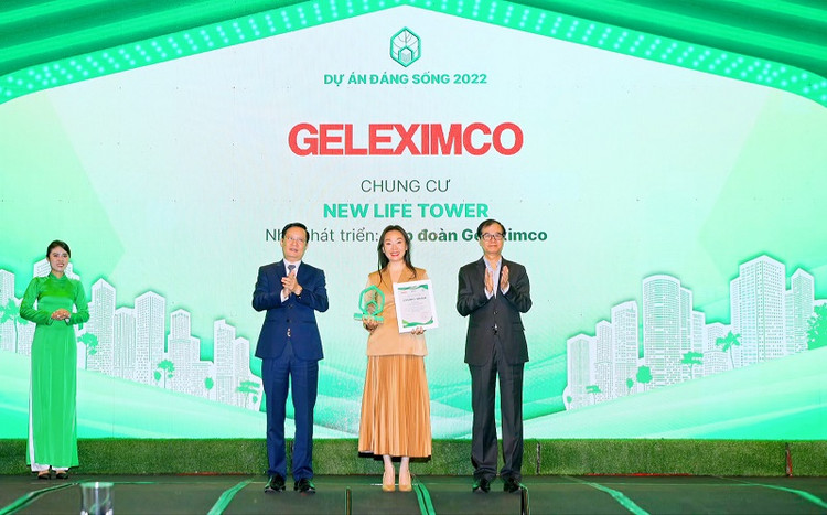Bà Lâm Thị Trà My - Giám Đốc Ban quản lý tòa nhà New Life Tower, Tập Đoàn Geleximco nhận giấy Chứng nhận từ Ban tổ chức.