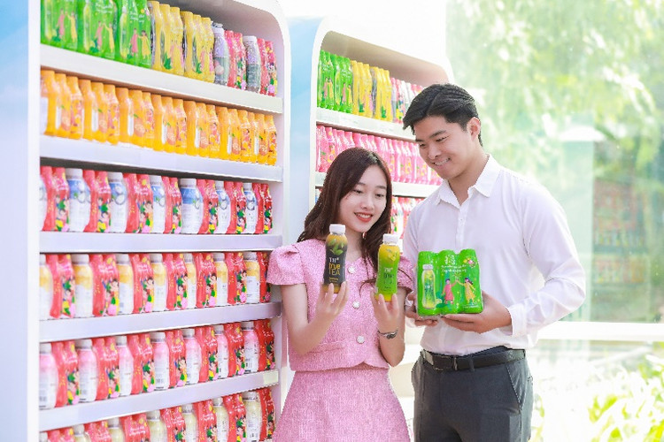 Với hương vị đậm đà từ lá trà tuyển chọn, những cuộc hội họp sẽ càng thêm sảng khoái cùng bộ đôi trà TH true TEA.