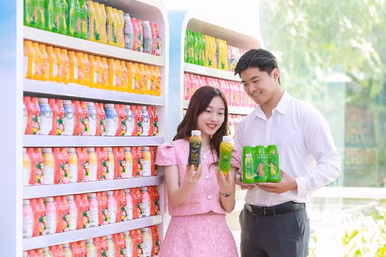 Với hương vị đậm đà từ lá trà tuyển chọn, những cuộc hội họp sẽ càng thêm sảng khoái cùng bộ đôi trà TH true TEA.