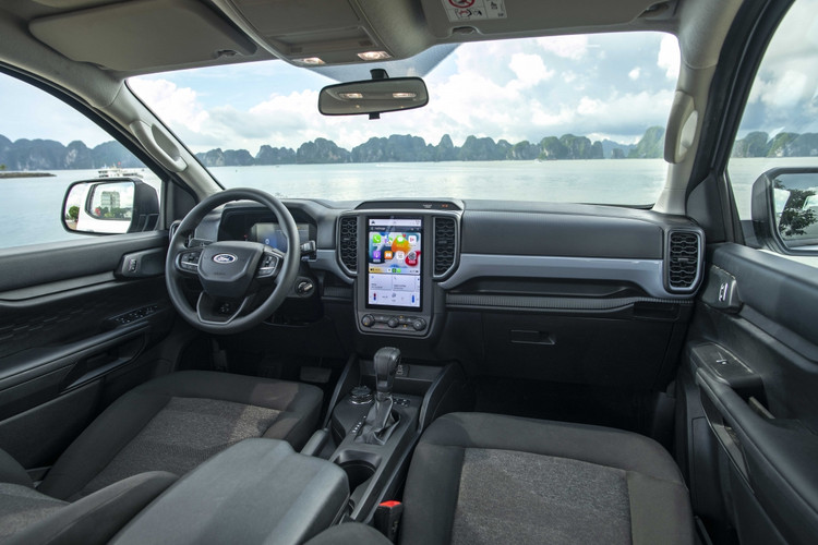 Khoang lái của Ford Ranger rộng rãi và tràn ngập công nghệ.