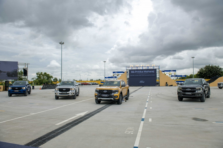 Những mẫu Ford Ranger thế hệ mới đầu tiên dời dây chuyền của Ford Việt Nam.