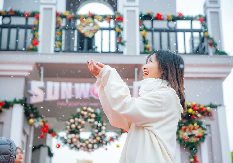 Du khách trải nghiệm &quot;thiên đường&quot; tuyết trắng tại Sun World Fansipan Legend.