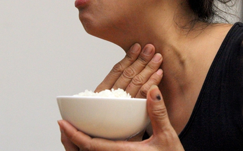 Người bệnh sau đột quỵ thường bị khó nuốt