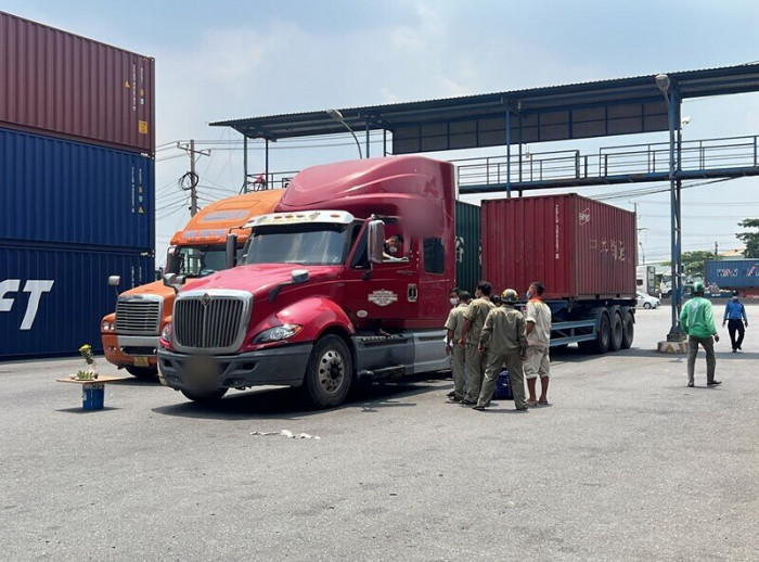 Chiếc container xảy ra tử vong. Ảnh: Báo giao thông