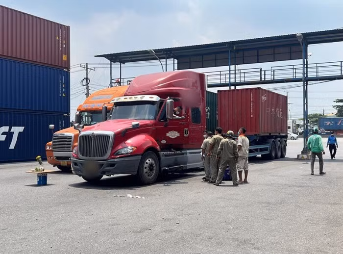 Chiếc container xảy ra tử vong. Ảnh: Báo giao thông