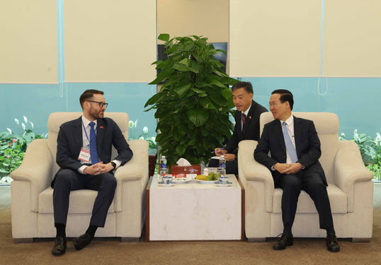 Đại sứ Vương quốc Anh tại Việt Nam Iain Frew tại buổi tiễn Chủ tịch nước Võ Văn Thưởng lên đường sang tham dự lễ đăng quang của Nhà vua Anh Charles III .Ảnh: TTXVN