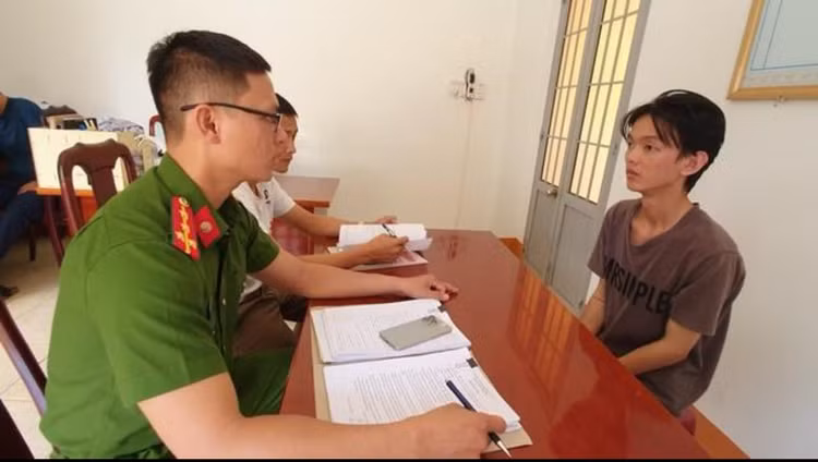 Đối tượng Hà Nguyễn Ngọc Dương tại cơ quan công an.