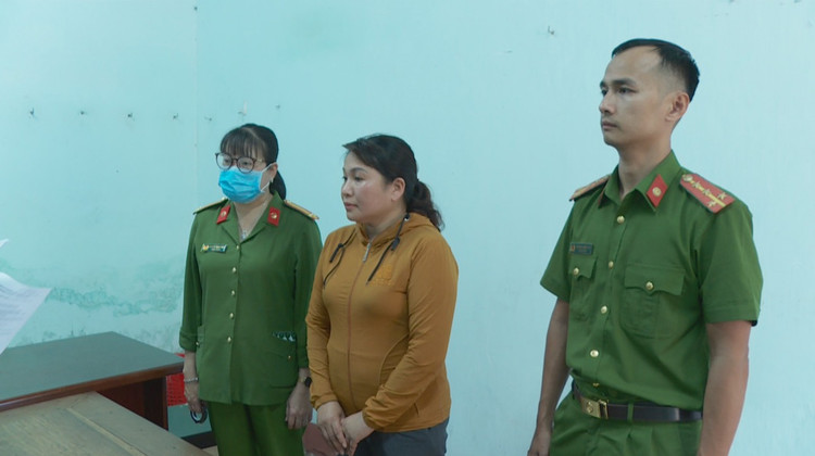 Đối tượng Trương Thị Sen tại cơ quan công an. Đối tượng Trương Thị Sen tại cơ quan công an.