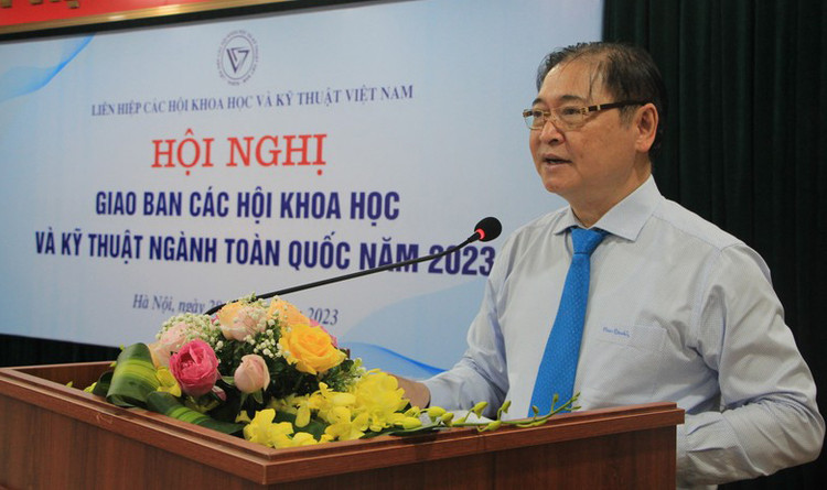 TSKH Phan Xuân Dũng phát biểu tại Hội nghị.