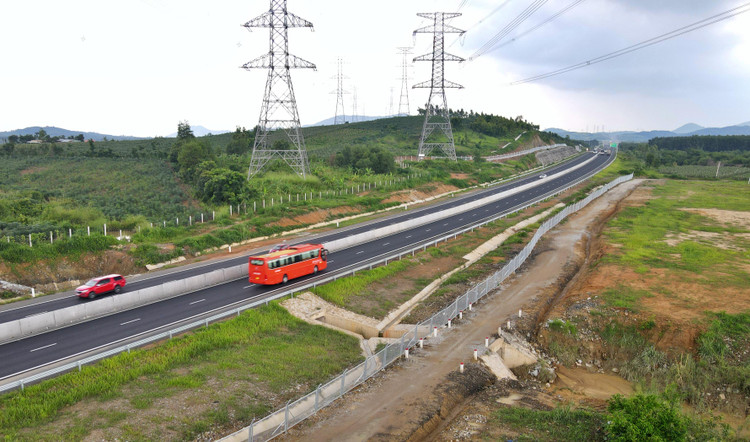 Đại diện Công ty Tư vấn Xây dựng 533 khẳng định tuyến đường được thiết kế phù hợp dữ liệu cơ sở, có tính toán dữ liệu thủy văn và địa hình trước đó. Cao tốc ngập do mưa quá lớn, cây cối lại mọc nhiều ở ven sông Phan gây cản trở dòng chảy, nước lũ từ sông lên. Ảnh: Lê Xuân Thọ