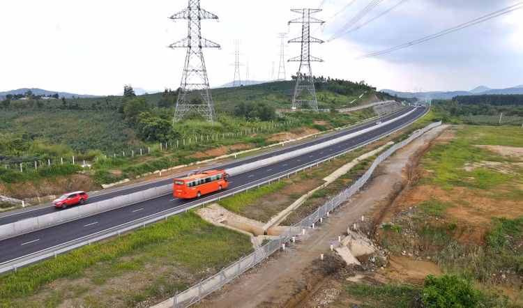 Đại diện Công ty Tư vấn Xây dựng 533 khẳng định tuyến đường được thiết kế phù hợp dữ liệu cơ sở, có tính toán dữ liệu thủy văn và địa hình trước đó. Cao tốc ngập do mưa quá lớn, cây cối lại mọc nhiều ở ven sông Phan gây cản trở dòng chảy, nước lũ từ sông lên. Ảnh: Lê Xuân Thọ