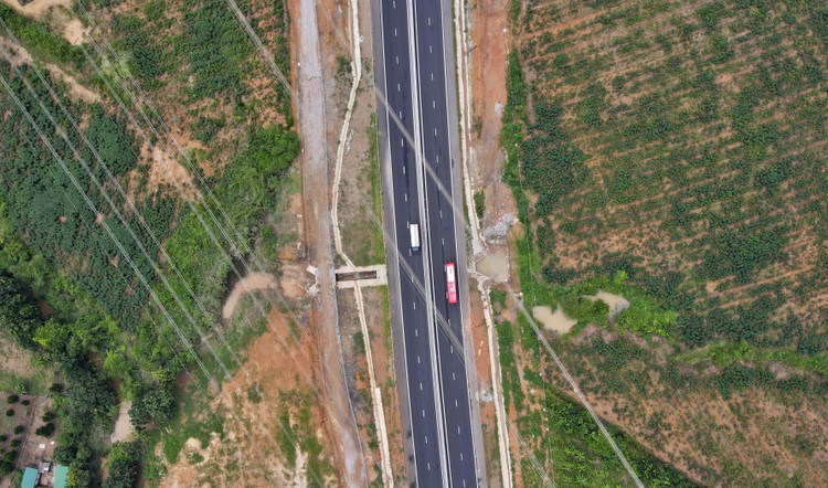 Ý kiến của ban quản lý và đơn vị tư vấn không thuyết phục được chính quyền địa phương. Ông Trác Xuân Cường, Phó chủ tịch UBND huyện Hàm Tân, nói “lý do đó không chính xác”. Bởi, cây cối tự nhiên hai bên bờ không ảnh hưởng nhiều dòng chảy của sông Phan, không có hộ dân nào đắp đất ngăn dòng. Ảnh: Lê Xuân Thọ