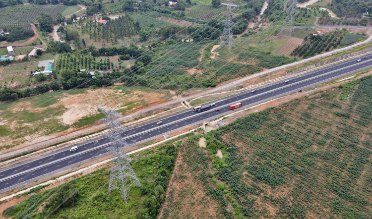 Đại diện Công ty truyền tải điện Bình Thuận cho biết, theo kỹ thuật, khoảng cách từ dây dẫn điện đường dây 550kV xuống mặt đường chỉ cần 14m là đảm bảo an toàn, còn ở đây khoảng cách hơn 22 m. Do vậy, việc làm cống thấp tại đây không phải bị khống chế bởi đường dây 550kV. Ảnh: Lê Xuân Thọ