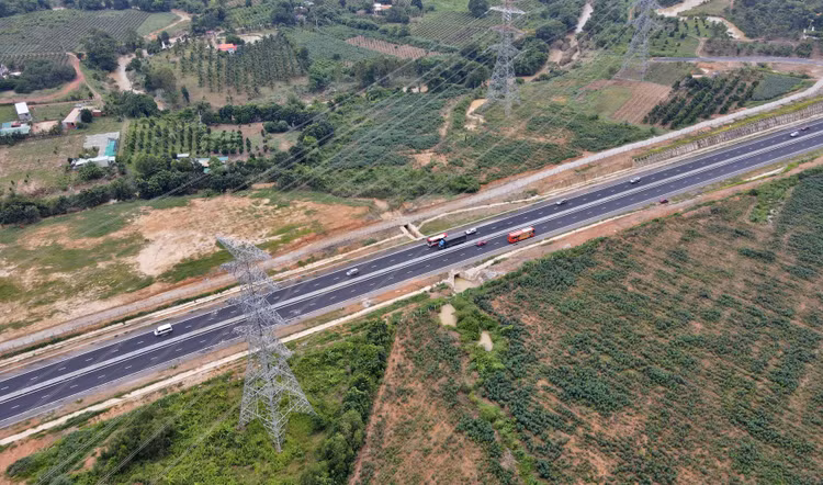 Đại diện Công ty truyền tải điện Bình Thuận cho biết, theo kỹ thuật, khoảng cách từ dây dẫn điện đường dây 550kV xuống mặt đường chỉ cần 14m là đảm bảo an toàn, còn ở đây khoảng cách hơn 22 m. Do vậy, việc làm cống thấp tại đây không phải bị khống chế bởi đường dây 550kV. Ảnh: Lê Xuân Thọ