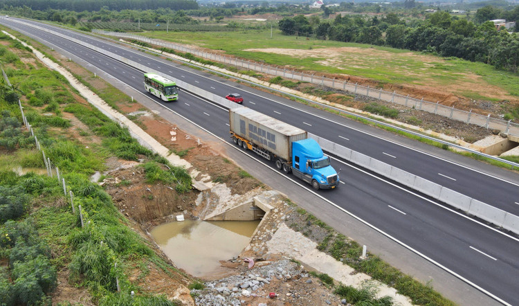 Ông Đặng Hùng Thái, Giám đốc điều hành Ban quản lý dự án cao tốc Dầu Giây - Phan Thiết, cho rằng, sự cố ngập do lượng mưa lớn đổ về khu vực trũng thấp này từ 3 hướng, còn nước trên sông Phan không chảy kịp. Ảnh: Lê Xuân Thọ