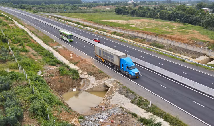 Ông Đặng Hùng Thái, Giám đốc điều hành Ban quản lý dự án cao tốc Dầu Giây - Phan Thiết, cho rằng, sự cố ngập do lượng mưa lớn đổ về khu vực trũng thấp này từ 3 hướng, còn nước trên sông Phan không chảy kịp. Ảnh: Lê Xuân Thọ