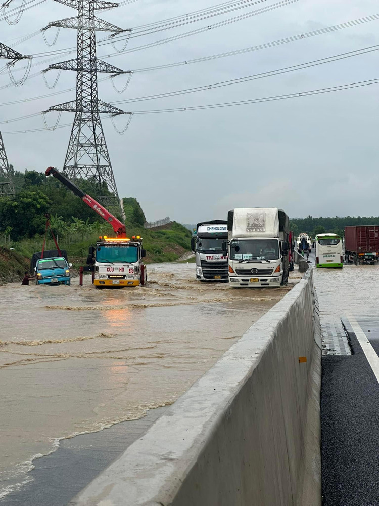 Ngày 31/7, cuộc họp giữa các bên đã diễn ra, bàn về việc đoạn cao tốc bị ngập, cũng như tìm giải pháp khắc phục. Ảnh: Lê Xuân Thọ
