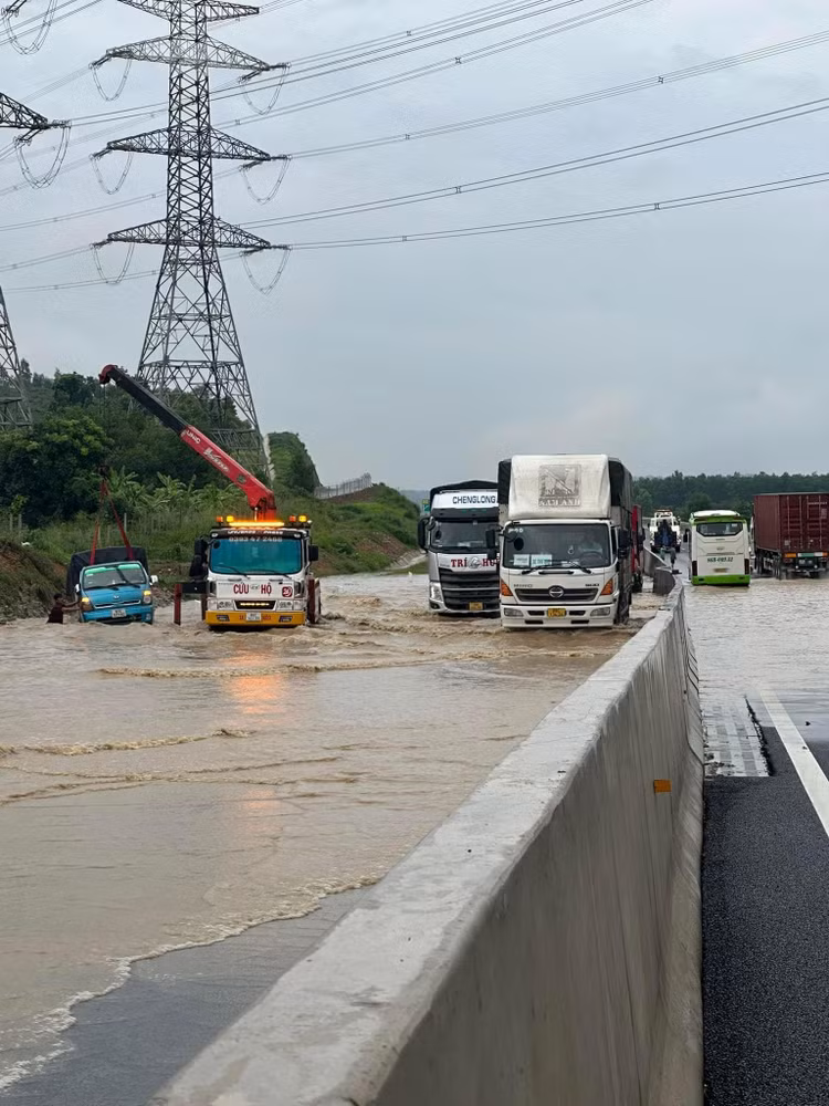 Ngày 31/7, cuộc họp giữa các bên đã diễn ra, bàn về việc đoạn cao tốc bị ngập, cũng như tìm giải pháp khắc phục. Ảnh: Lê Xuân Thọ