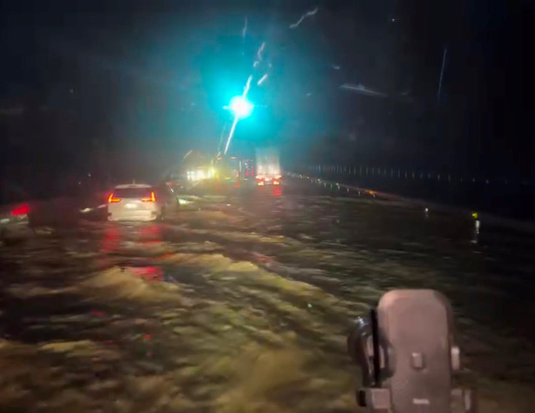Thời điểm ngập sâu nhất khoảng 2h sáng 29/7, nước dâng cao trên mặt đường cao tốc, đoạn sâu nhất gần 1m. Ảnh: Lê Xuân Thọ