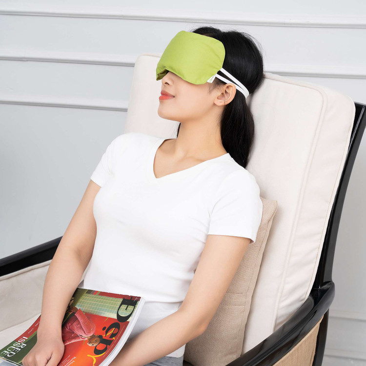 Chườm ấm ở khu vực mắt trong khoảng 10 phút vào buổi sáng và buổi tối giúp làm giảm các triệu chứng khô mắt mạn tính.