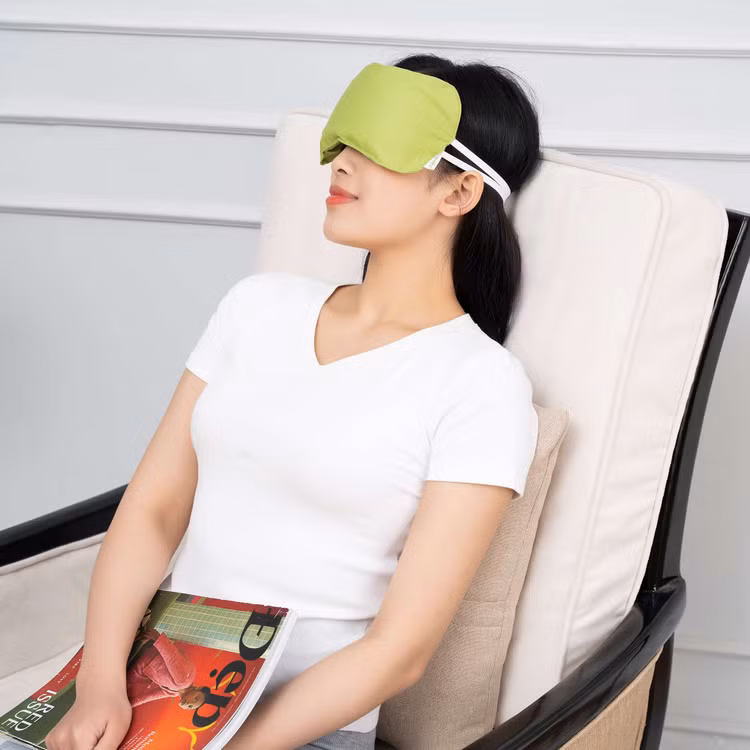 Chườm ấm ở khu vực mắt trong khoảng 10 phút vào buổi sáng và buổi tối giúp làm giảm các triệu chứng khô mắt mạn tính.