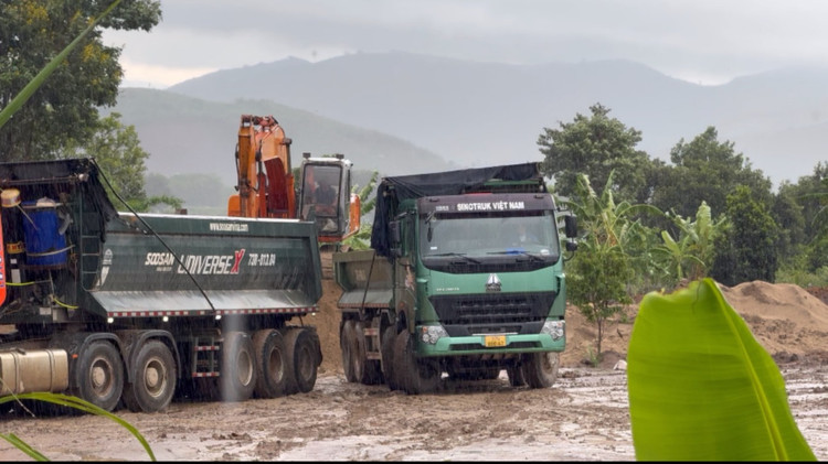 Xe vào lấy cát tại bãi tập kết của Công ty CP 484.