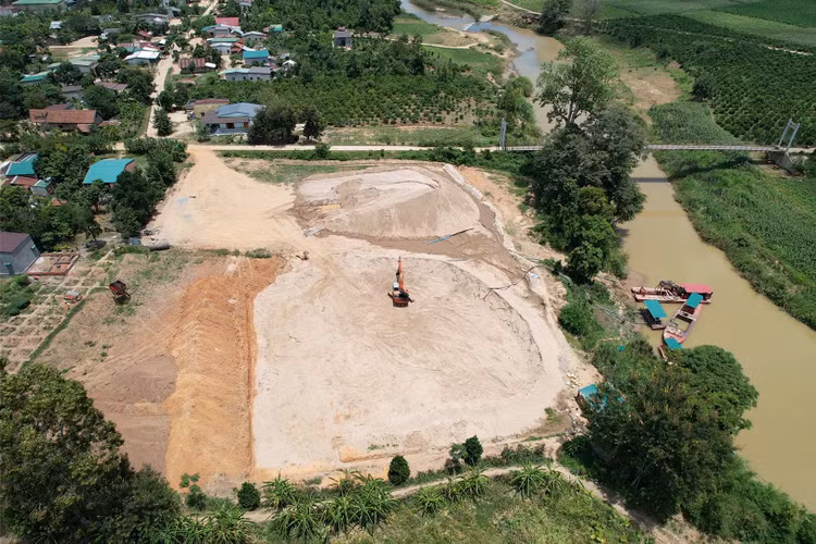 Một trong số bãi tập kết cát của Công ty CP 484 tại huyện Krông Bông. Một trong số bãi tập kết cát của Công ty CP 484 tại huyện Krông Bông.