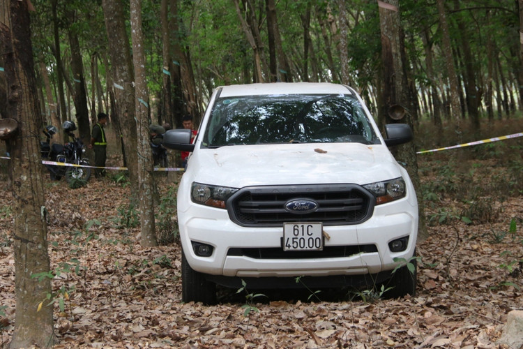 Chiếc xe ô tô bị bỏ lại trong rừng cao su, cách hiện trường xảy ra vụ án 10km. Ảnh VOV