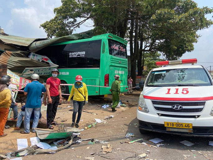 Hiện trường xe khách lao vào nhà dân khiến 2 người tử vong, nhiều người bị thương. Ảnh VTC