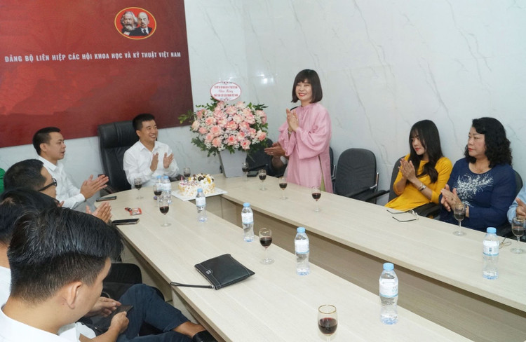 Phó Tổng Biên tập Phụ trách Nguyễn Thị Mai Hương gửi lời cảm ơn chân thành tới các lãnh đạo VUSTA.