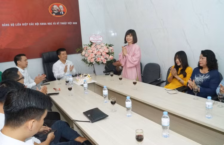 Phó Tổng Biên tập Phụ trách Nguyễn Thị Mai Hương gửi lời cảm ơn chân thành tới các lãnh đạo VUSTA.