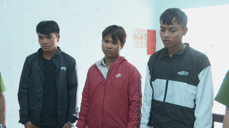 Nhóm đối tượng Dia Nô, A Son, và Y Rưng Bdap tại cơ quan công an.