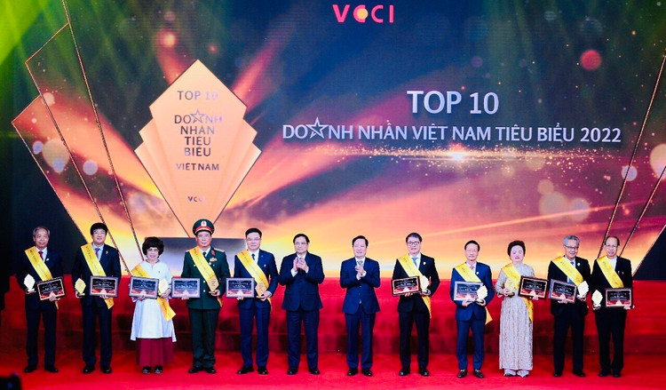 Thủ tướng Chính phủ Phạm Minh Chính cùng Top 10 doanh nhân tiêu biểu 2022.