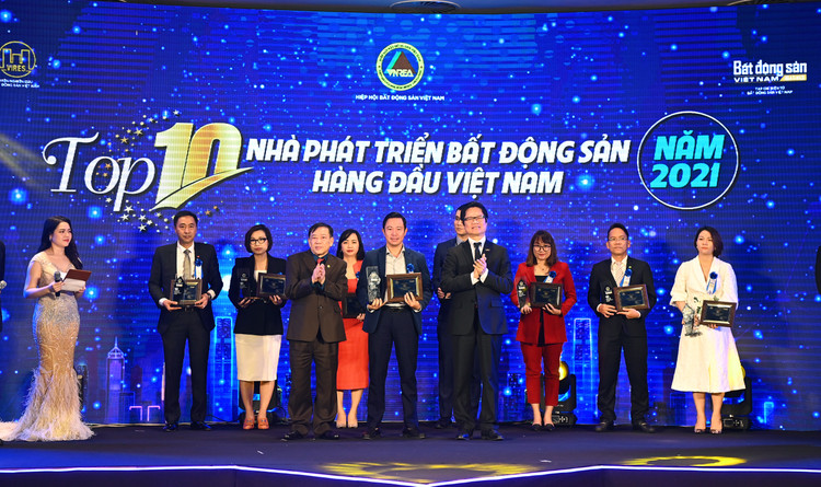 Đại diện Tập đoàn Geleximco nhận phần thưởng Top 10 nhà phát triển bất động sản hàng đầu Việt Nam 2021.