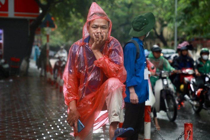 “Các con ở trong phòng thi căng thẳng một, chúng tôi ngoài ngày áp lực gấp 10 lần”, một vị phụ huynh nói.