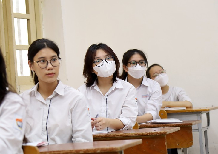 Thí sinh căng thẳng trước giờ nhận đề thi… “vượt vũ môn”.