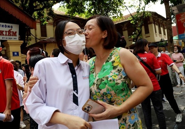 Khoảnh khắc vỡ òa đón con trong vòng tay của phụ huynh.