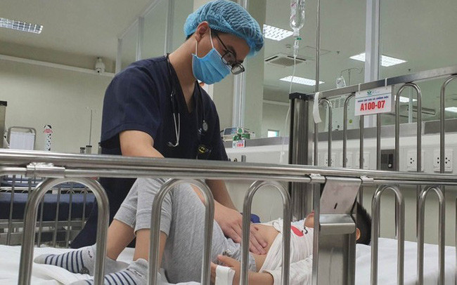 3 bé đang được điều trị tại Bệnh viện Nhi Trung ương. Ảnh: VTV News