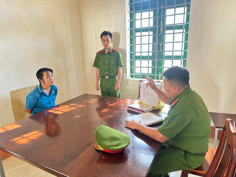 Đối tượng Võ Tấn Tùng tại cơ quan công an.