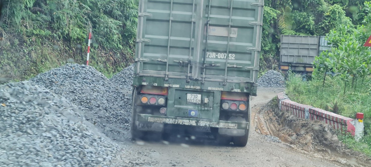 &quot;Quốc lộ 14D nhỏ hẹp, nhiều khúc cua nguy hiểm, đường lại xuống cấp nghiêm trọng nên xe container chở hàng đi cửa khẩu phải &quot;bò&quot; hàng giờ, chưa kể mùa mưa bão sắp đến&quot;, anh Minh, tài xế chuyên chở hàng qua tuyến đường này, nói.