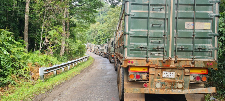 Hình ảnh từng đoàn xe container ì ạch &quot;bò&quot; trên con đường nhỏ hẹp, quanh co, khúc khuỷu, sạt lở... “hư đâu sửa đó”, chưa biết bao giờ kết thúc. Được biết, hiện nay, các công ty tham gia sửa chữa những đoạn đường Quốc lộ 14D hư hỏng, nhưng đã xảy ra bất cập trong công tác thi công, gây ảnh hưởng phương tiện tham gia giao thông.