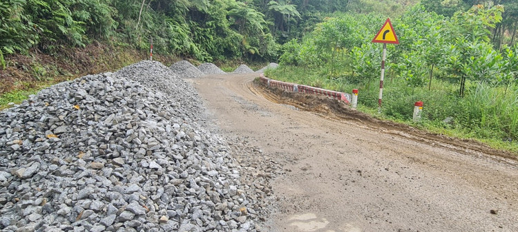 Tuy nhiên, hiện trạng quốc lộ 14D hiện nay có tiêu chuẩn kỹ thuật thấp, nhiều đường cong nhỏ, kết cấu mặt đường yếu, thường xuyên hư hỏng, không đảm bảo lưu thông cho các phương tiện vận chuyển hàng hóa có tải trọng lớn.