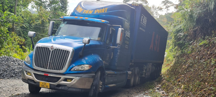 Trong lúc chờ đợi phương án mở rộng, nâng cấp tuyến đường này thì tình trạng đường 14D càng xuống cấp nghiêm trọng, gây ảnh hưởng việc lưu thông của các phương tiện tham gia giao thông. Nguy cơ gây tai nạn, tự gây tai nạn là điều khó tránh khỏi. Điển hình là vụ việc xảy ra vào tối 4/8, xe container đang lưu thông trên quốc lộ 14D đến Km68 thì vướng đá thi công mặt đường, trượt vào vách núi khiến quốc lộ này tê liệt.