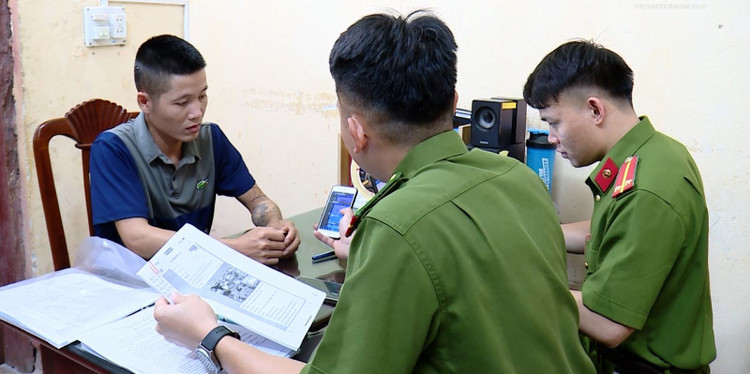 Cơ quan chức năng lấy lời khai của Hà Văn Hùng. Ảnh: Công an Tỉnh Thanh Hóa Cơ quan chức năng lấy lời khai của Hà Văn Hùng. Ảnh: Công an Tỉnh Thanh Hóa