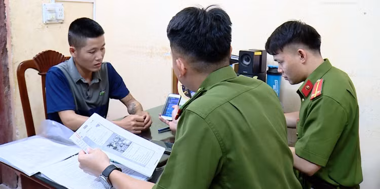 Cơ quan chức năng lấy lời khai của Hà Văn Hùng. Ảnh: Công an Tỉnh Thanh Hóa